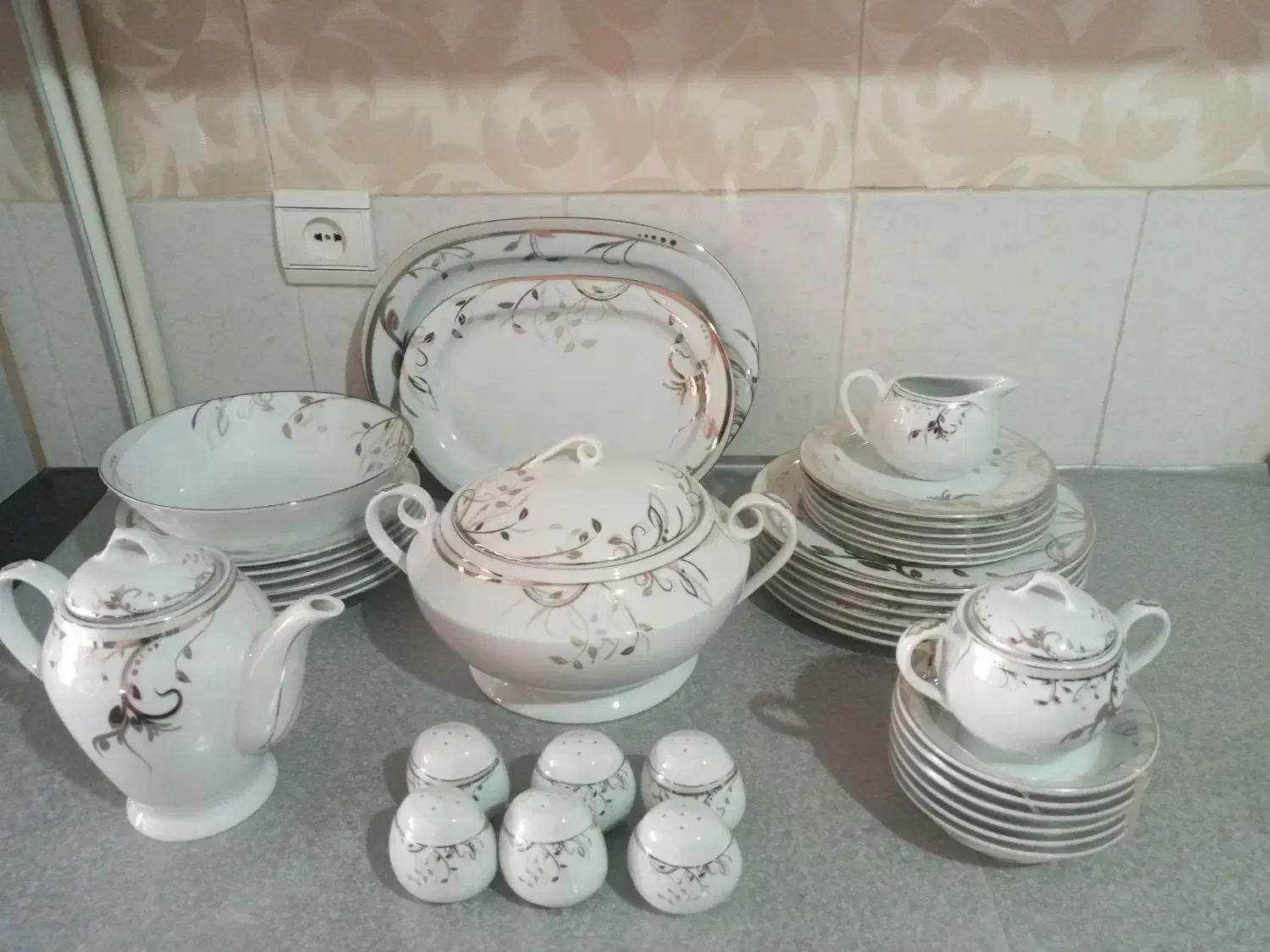 سرویس چینی ۶ نفره|ظروف سرو و پذیرایی|بروجرد, |دیوار