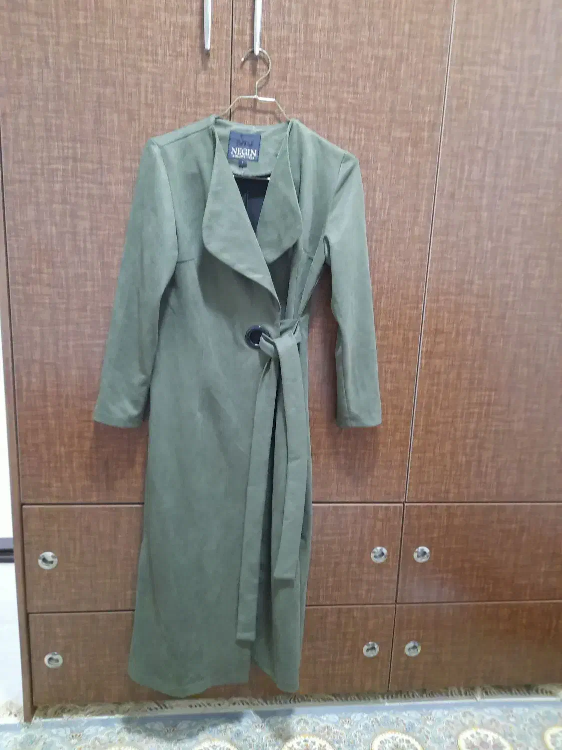 تعدادی  مانتو در حد نو|لباس|بم, |دیوار