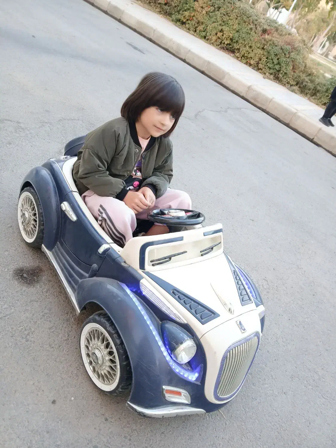 ماشین شارژی در حد نو و سالم|اسباب و اثاث بچه|شاهینشهر, شهرک ردانی پور|دیوار