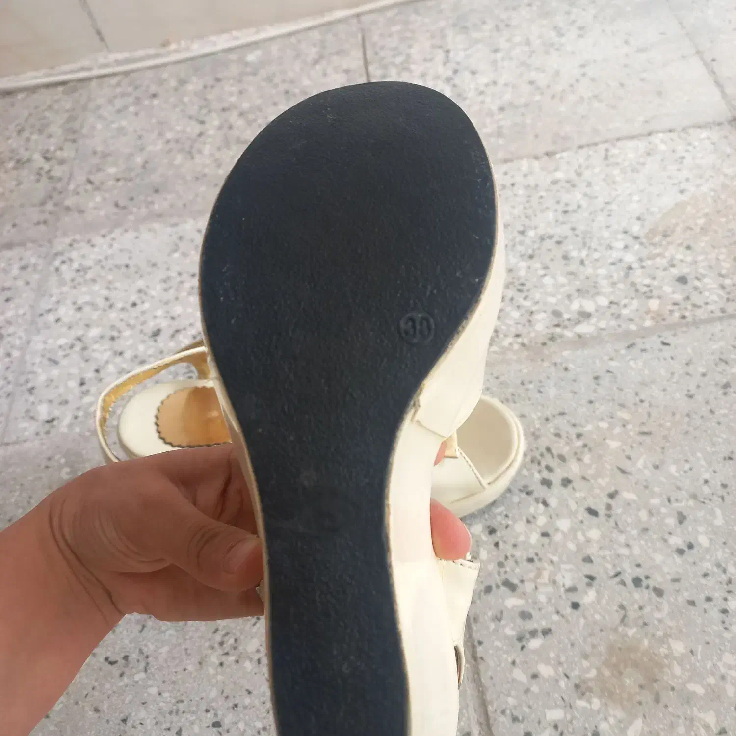 کفش مجلسی|کیف، کفش، کمربند|اسفراین, |دیوار