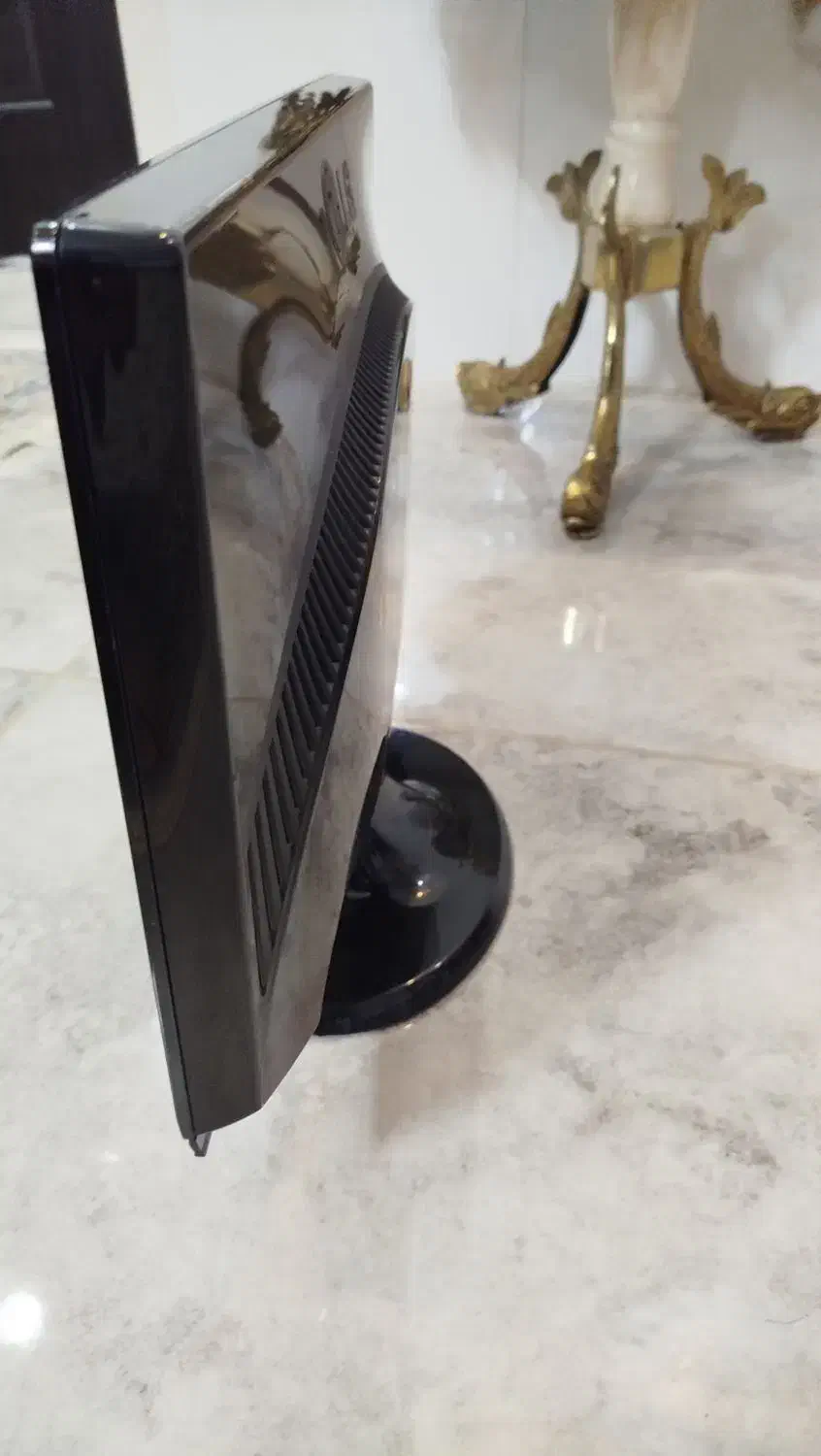 مانیتور ۱۹ اینچ LG الجی کاملا سالم و بدون شکستگی|قطعات و لوازم جانبی رایانه|اصفهان, شهرک کاوه|دیوار