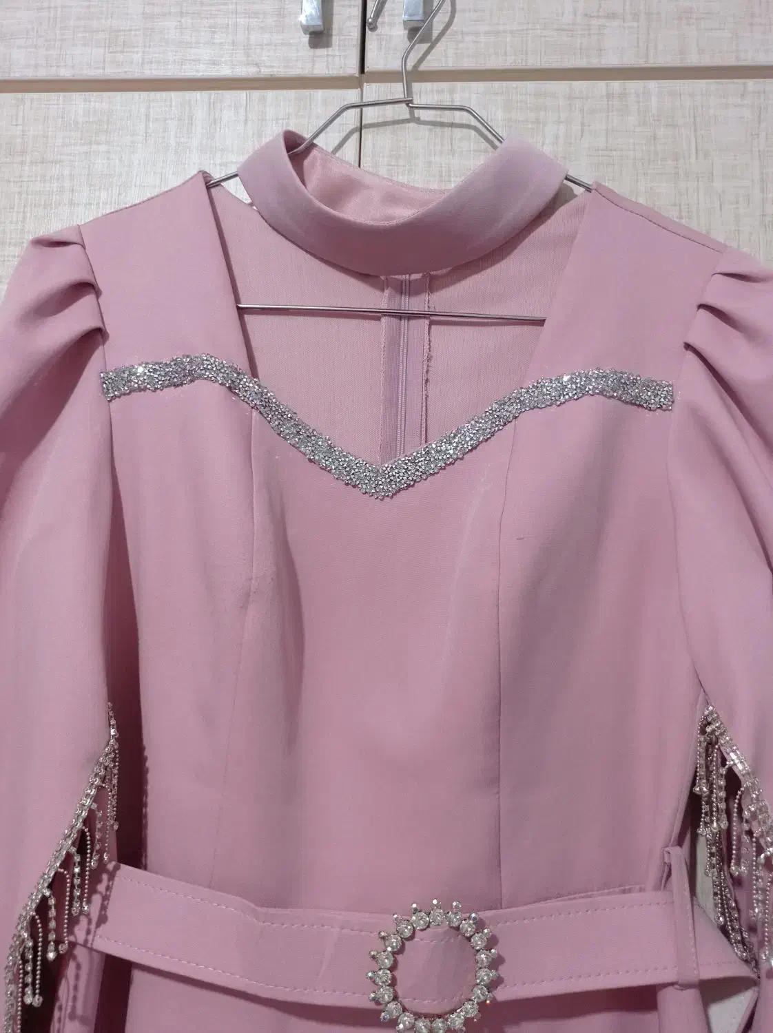 لباس مجلسی|لباس|صحنه, |دیوار