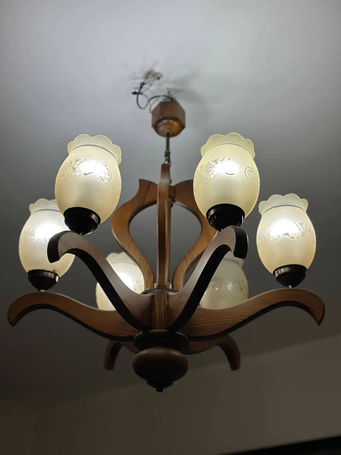 لوستر چوبی ۶ شاخه|لوستر و چراغ آویز|اندیشه, شهرک مریم|دیوار