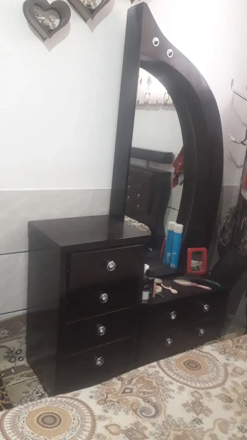 تخت و میز آرایش|تخت و سرویس خواب|اصفهان, قهجاورستان|دیوار