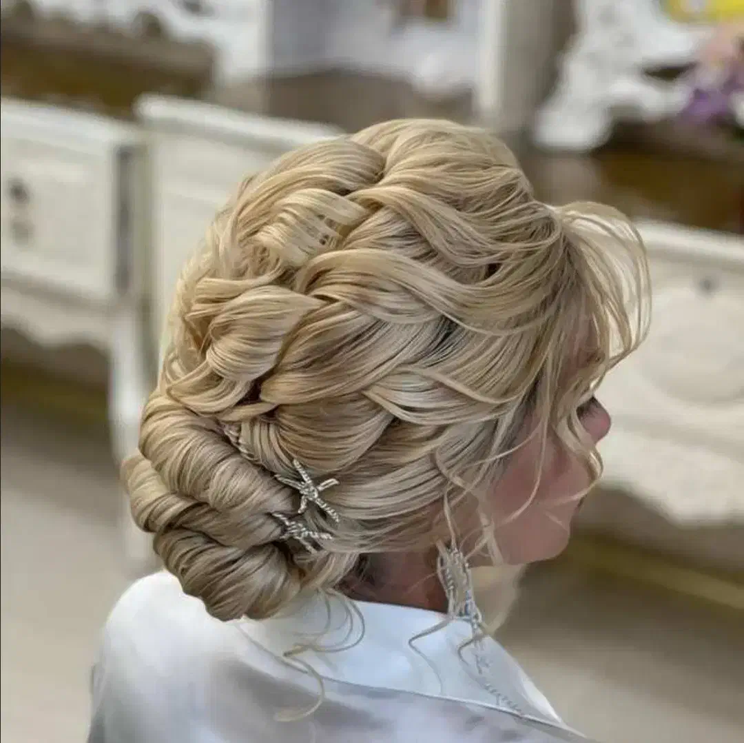 شنیون و میکاپ تخصصی فقط و فقط ۴۰۰|خدمات آرایشگری و زیبایی|بروجرد, |دیوار