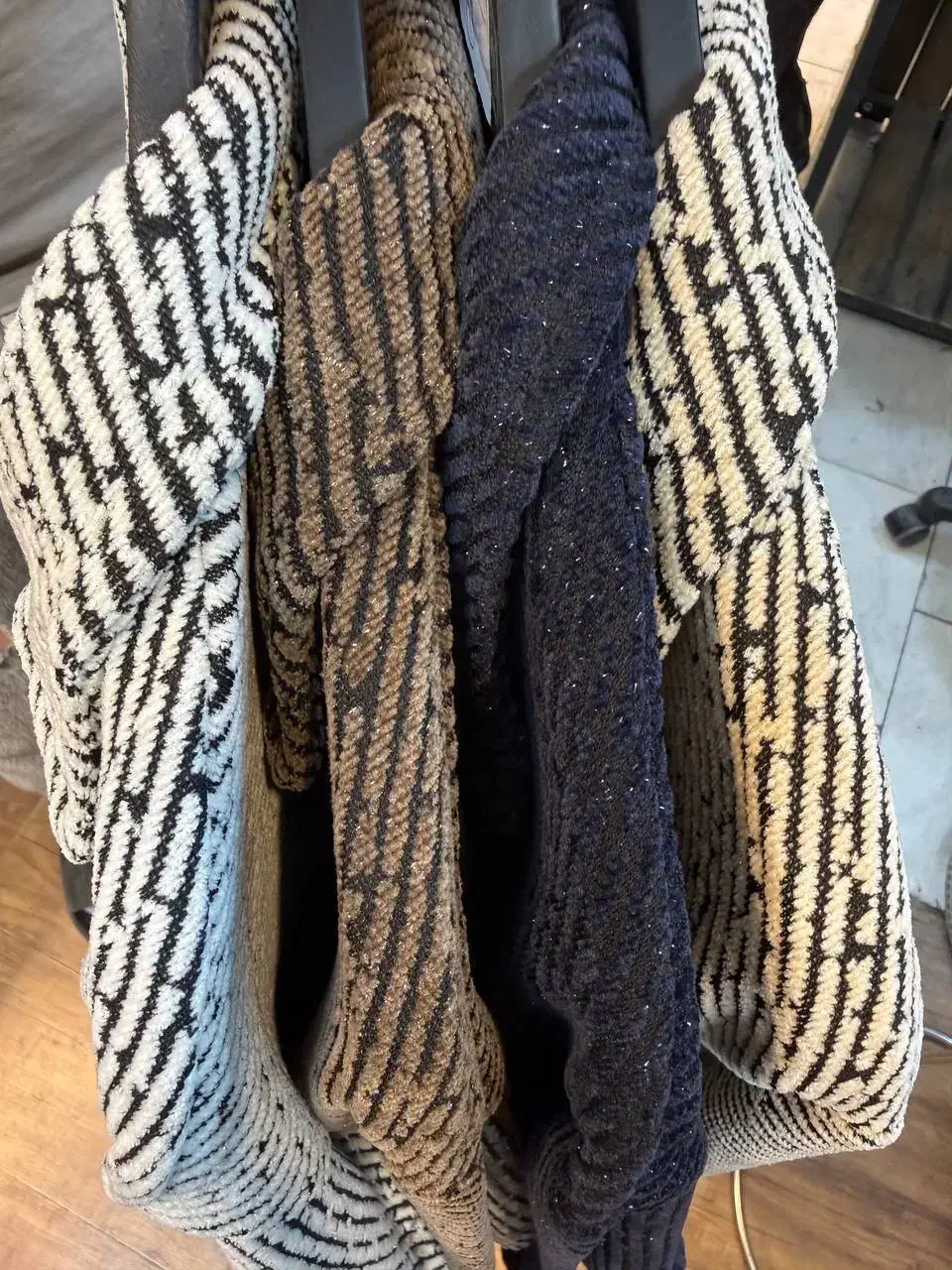 بامبر لمزور|لباس|شاهین‌شهر, گرگاب|دیوار