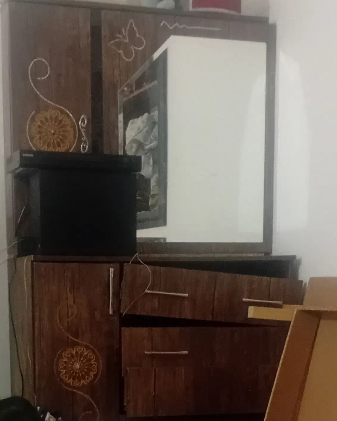 کمددراور|جاکفشی، کمد، دراور|تایباد, |دیوار