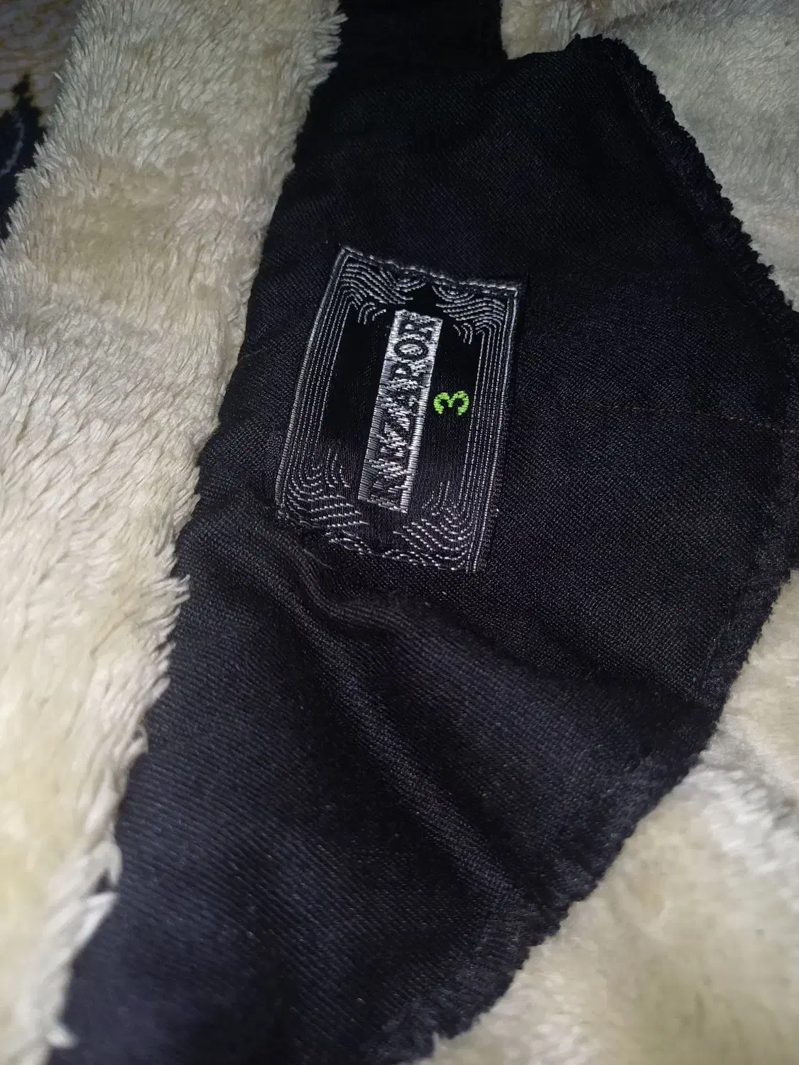 کاپشن، کلاه|لباس|ملارد, |دیوار