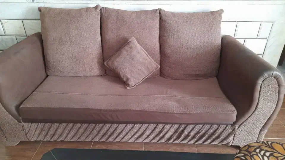 مبل راحتی درحد نو چوب گردو محکم وتمیز|مبلمان خانگی و میز عسلی|لنجان, |دیوار