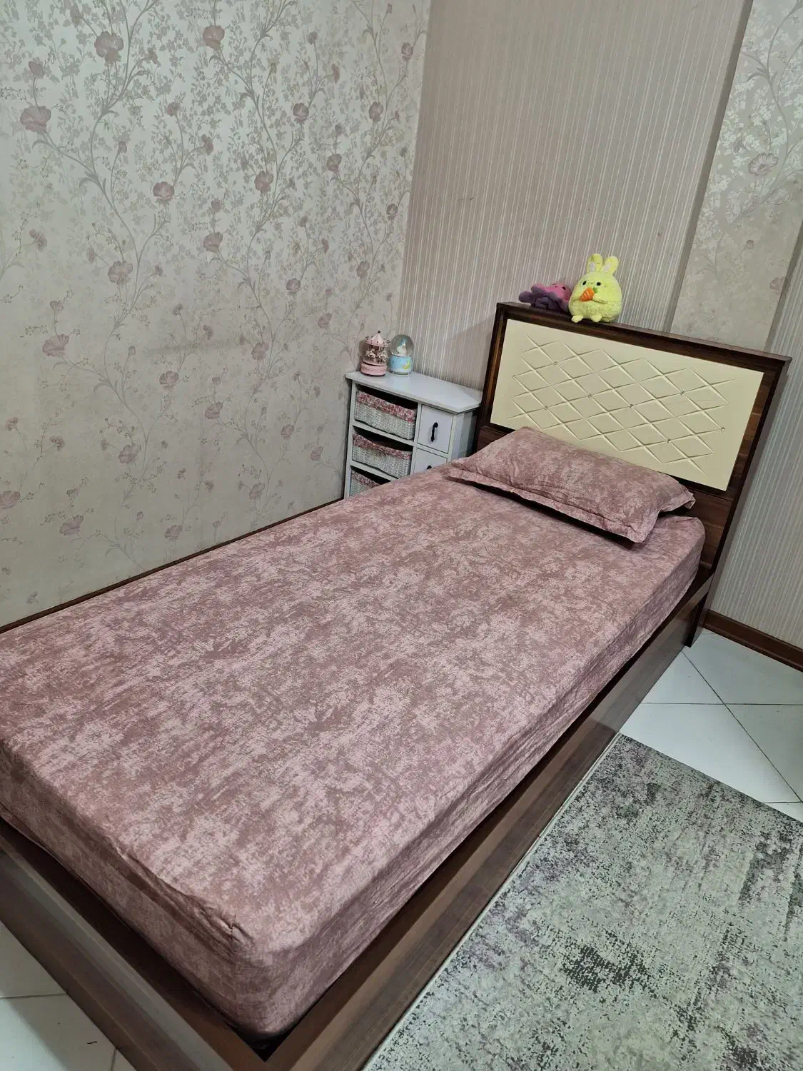 تخت یک نفره برند گوفر بسیار مقاوم و تمیز|تخت و سرویس خواب|مشهد, رضاشهر|دیوار