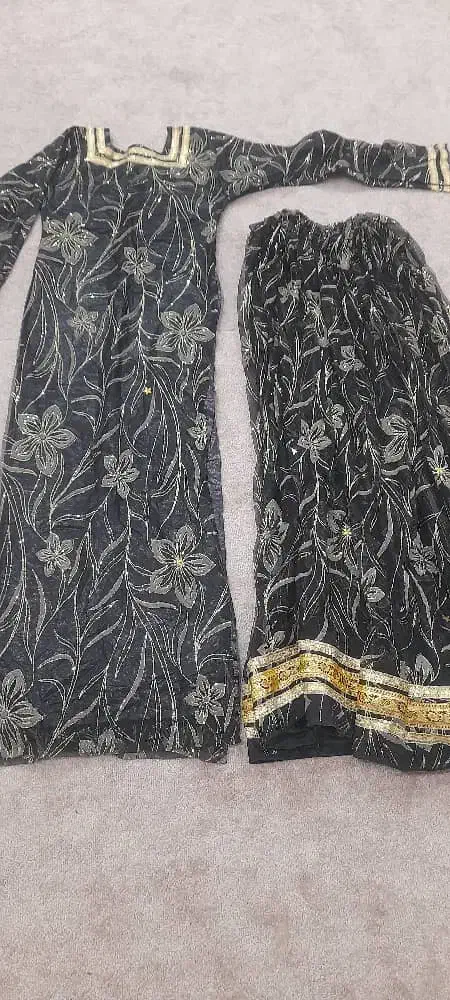 تعدادی لباس محلی|لباس|دهدشت, |دیوار