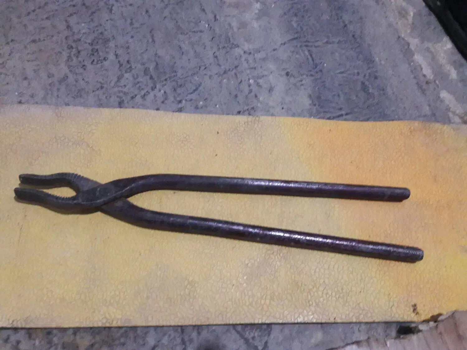 انبر منقل فولادی|کلکسیون اشیاء عتیقه|اراک, |دیوار