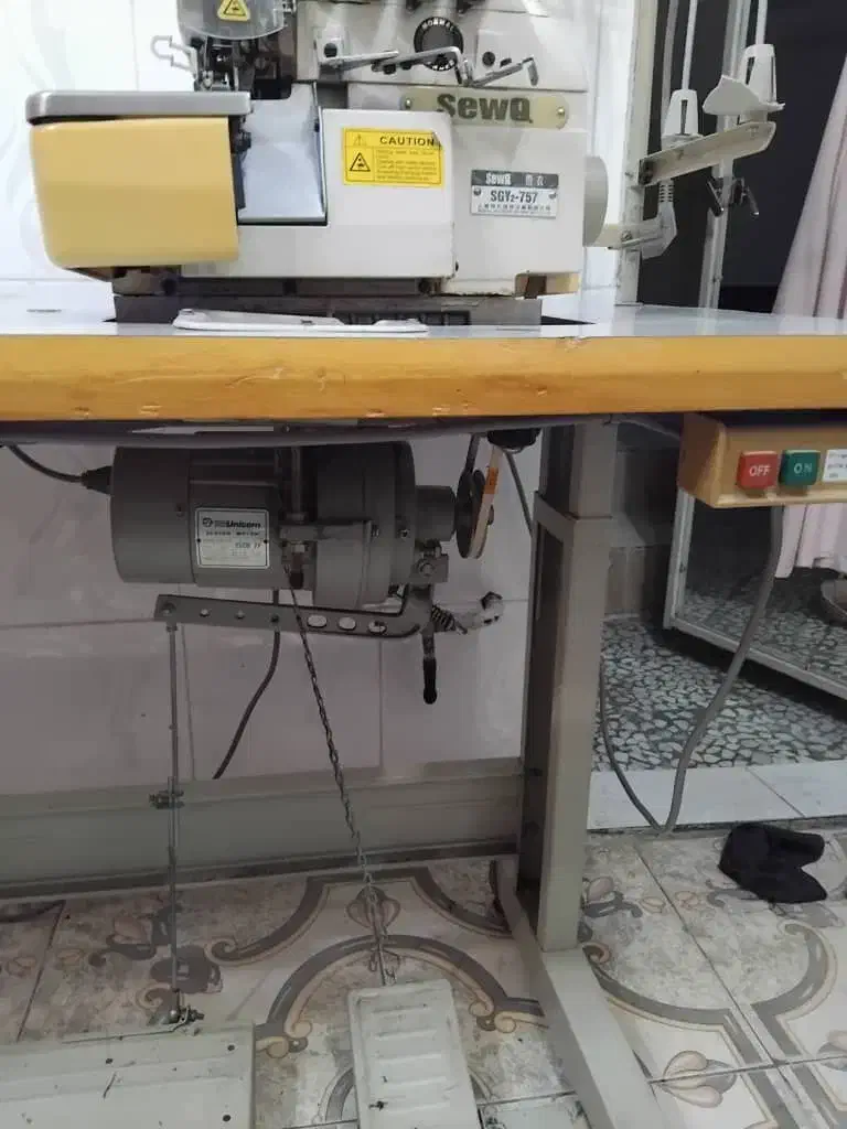 چرخ خیاطی ۵نخ صنعتی و قیچی برش۸ پر|چرخ خیاطی و ریسندگی|رشت, پاستوریزه|دیوار