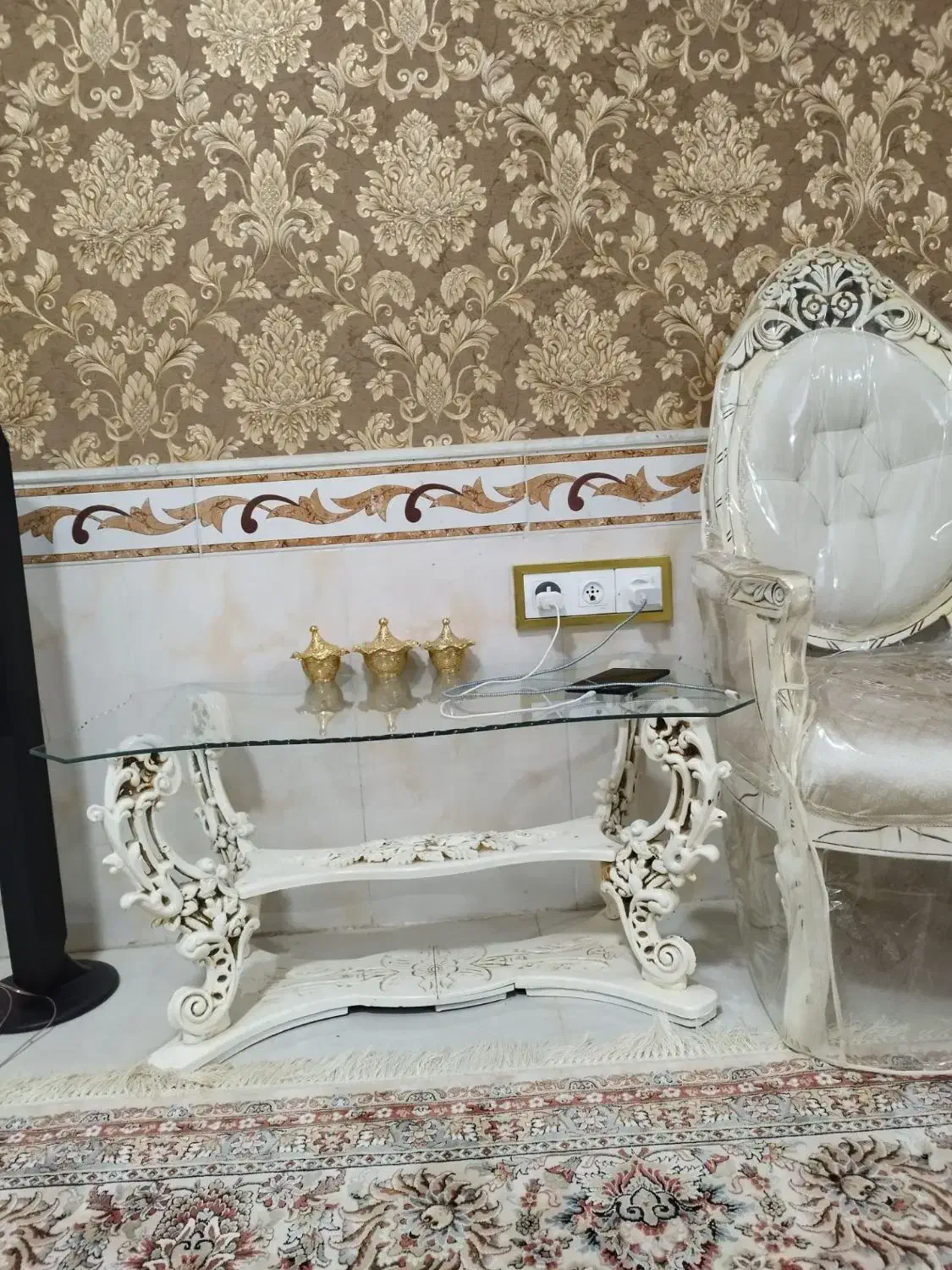 مبلمان نه نفره ب همراه عسلی و کاور|مبلمان خانگی و میز عسلی|فریمان, |دیوار