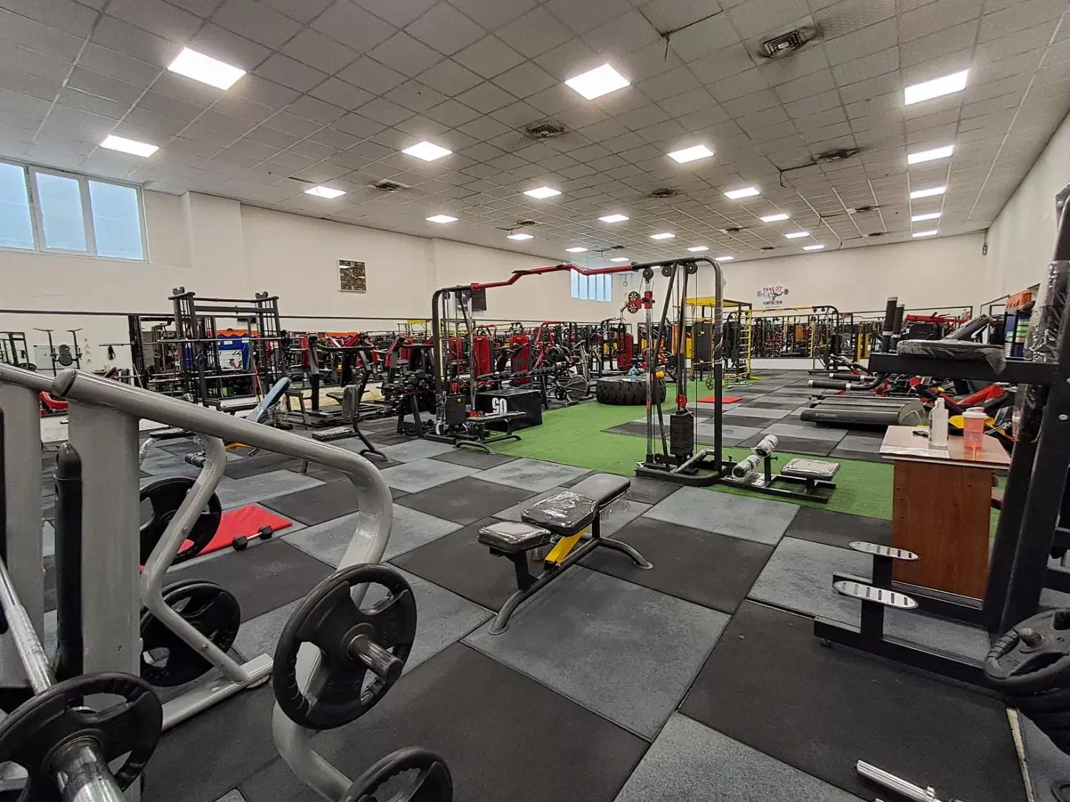 نظافتچی و سالن دار باشگاه بدنسازی|استخدام سرایداری و نظافت|تهران, نیروی دریایی|دیوار