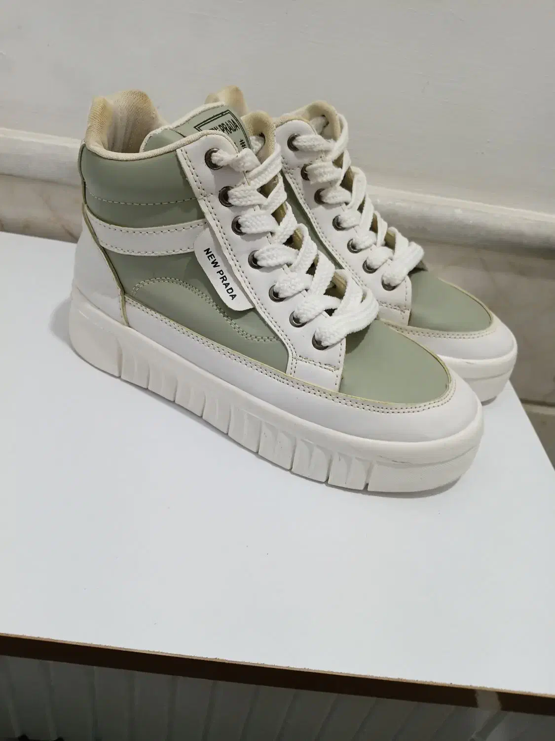 نیم بوت|کیف، کفش، کمربند|قم, چهل درخت‎|دیوار