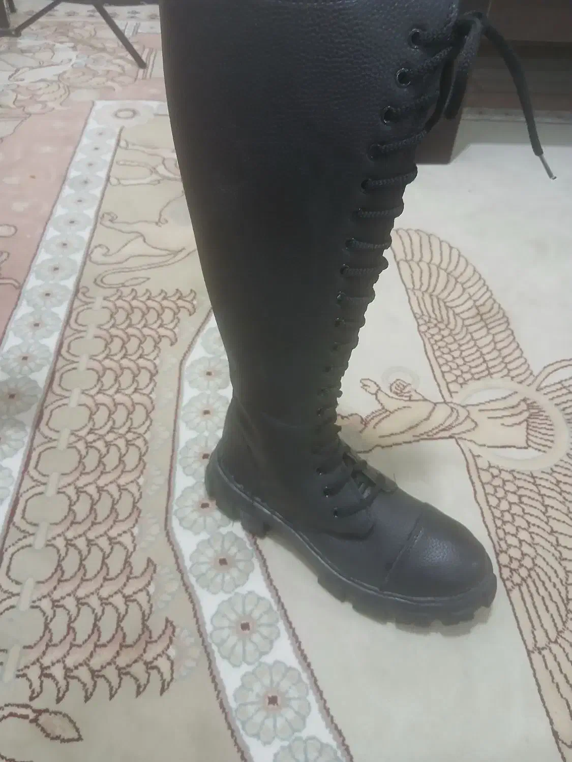 بوت بلند|کیف، کفش، کمربند|مسجد سلیمان, |دیوار