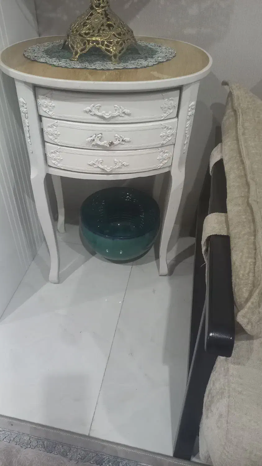 میز سفید|میز تلفن|قم, انسجام|دیوار