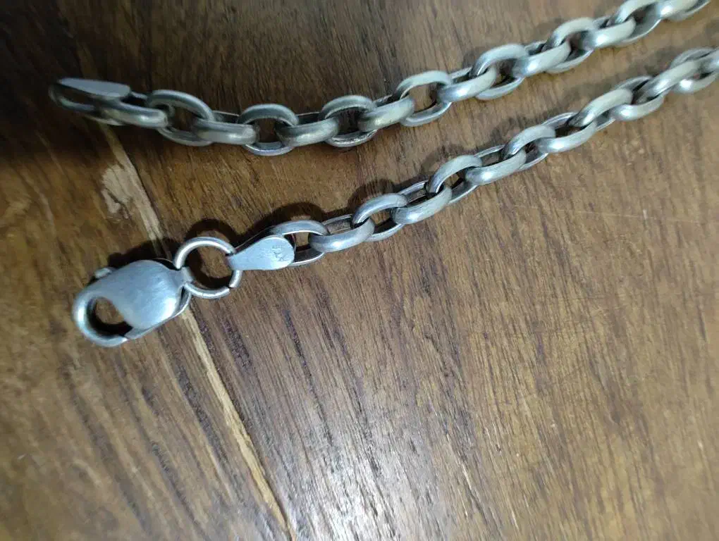 زنجیر نقره|جواهرات|رباط‌کریم, رباط‌کریم|دیوار