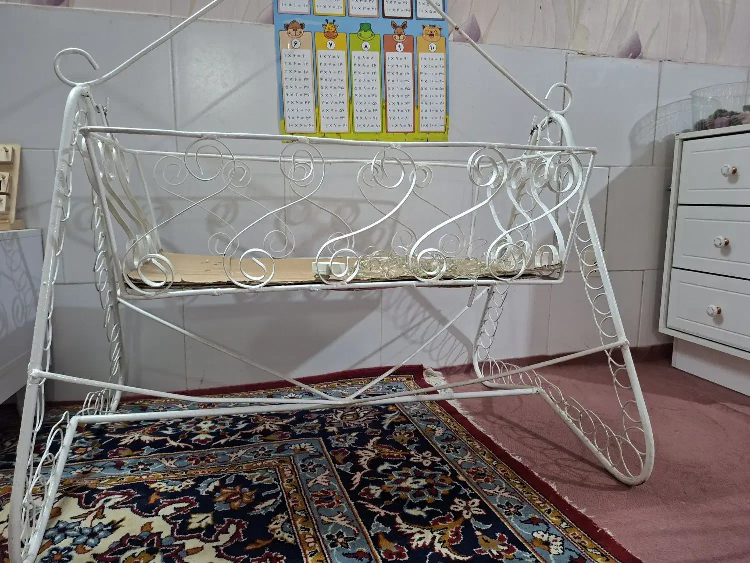 گهواره آهنی|تخت و سرویس خواب|سبزوار, کوی بهار|دیوار