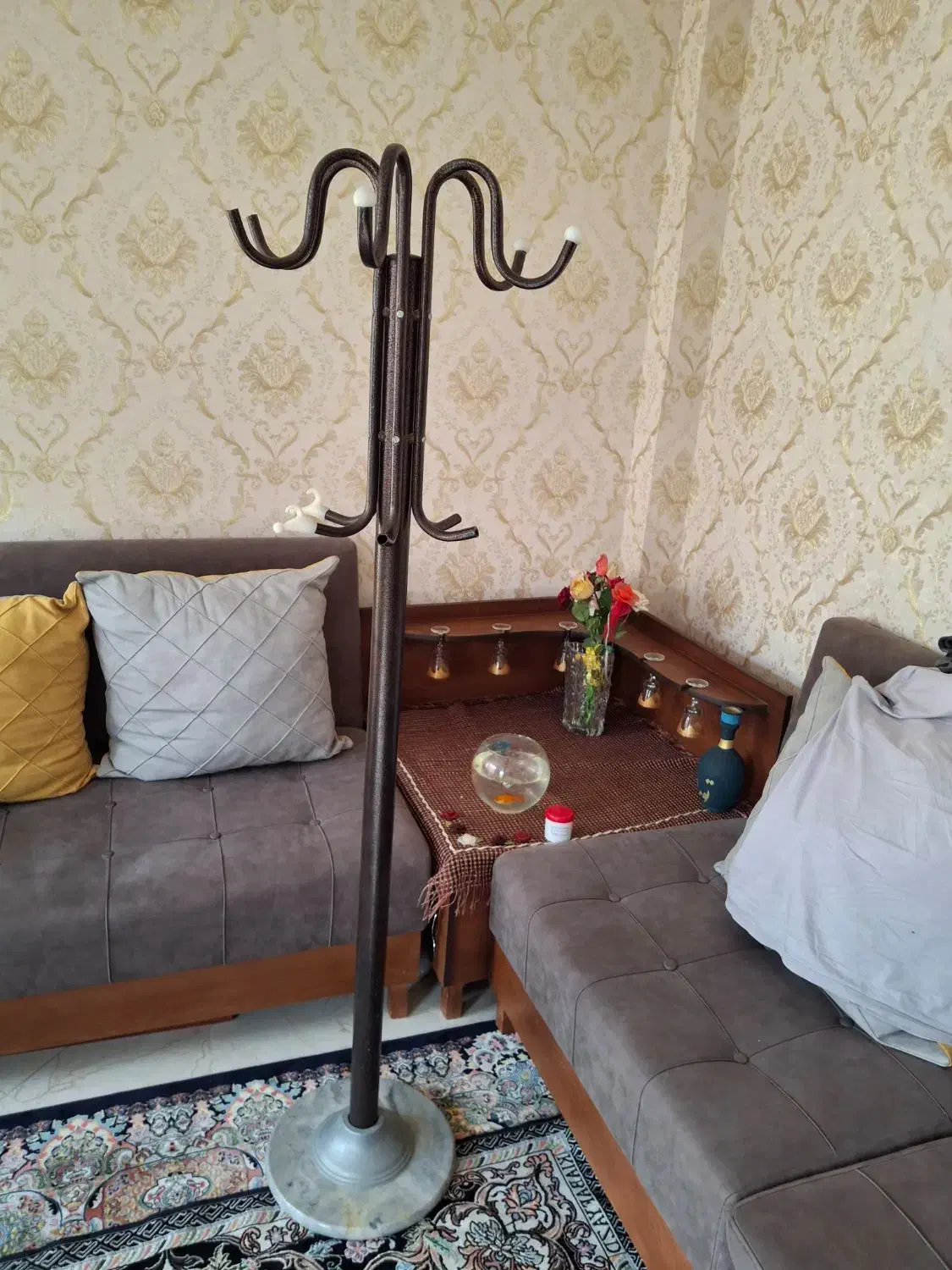 جالباسی ایستاده|بندرخت و رختآویز|گلبهار, شهر جدید گلبهار|دیوار