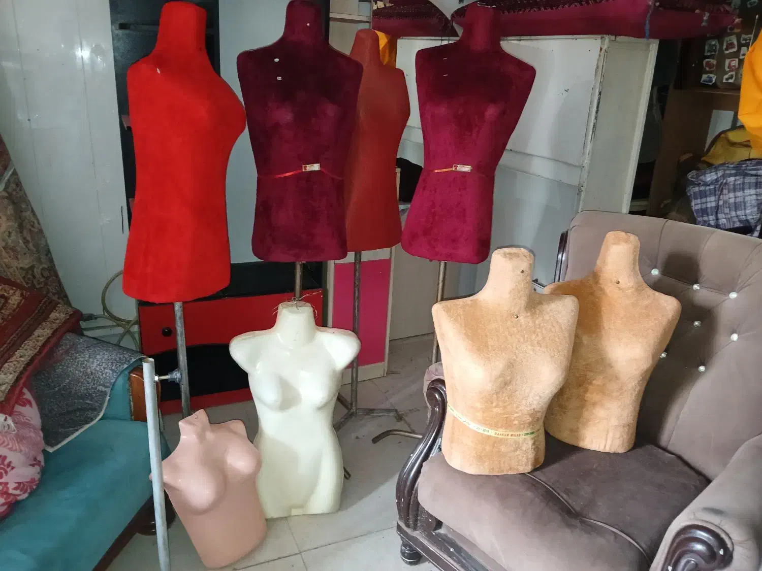 تعدادی مانکن ایستاده و نیم تنه و چندعدد ورقه ای|فروشگاه و مغازه|خرمآباد, |دیوار