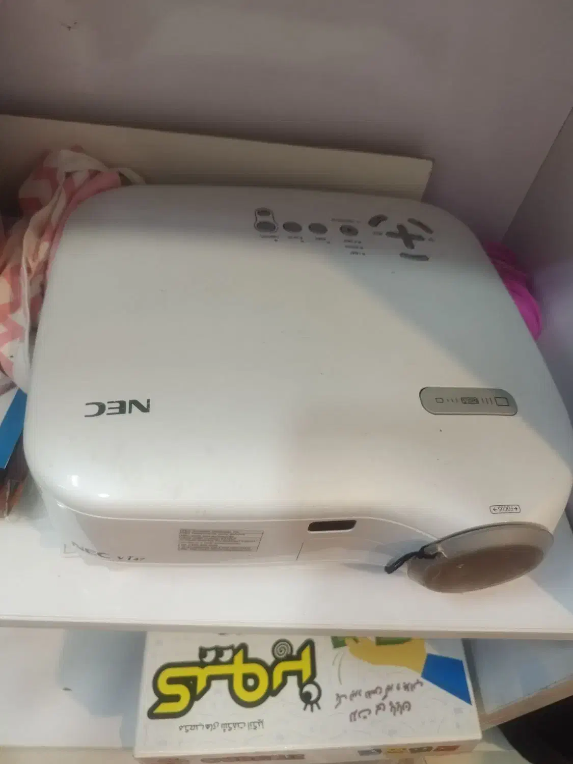 ویدئو پروژکتور|تلویزیون و پروژکتور|صدرا-فارس, فاز ۱|دیوار