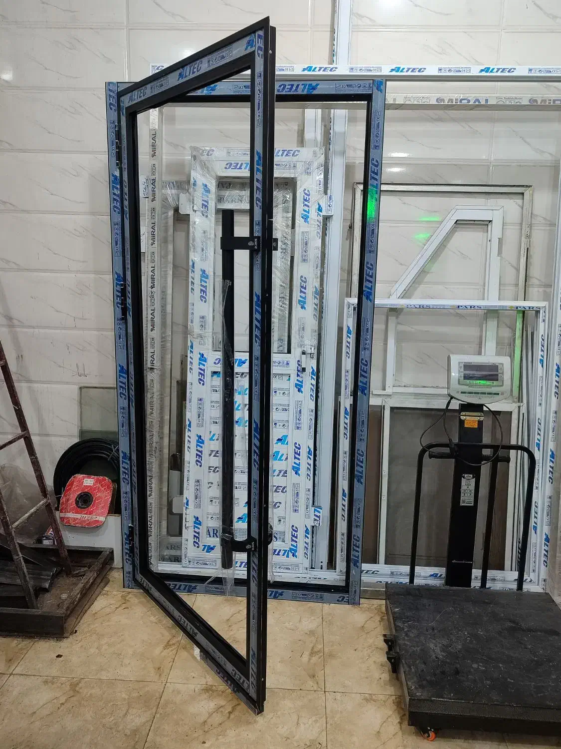 ساخت انواع درب و پنجره های آلومینیومی|خدمات پیشه و مهارت|فریدونشهر, |دیوار