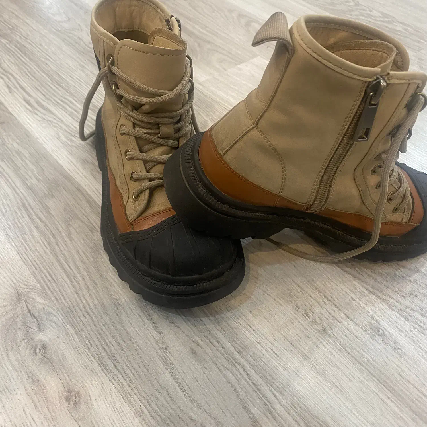 بوت خارجی|کیف، کفش، کمربند|لاهیجان, شیشه گران|دیوار