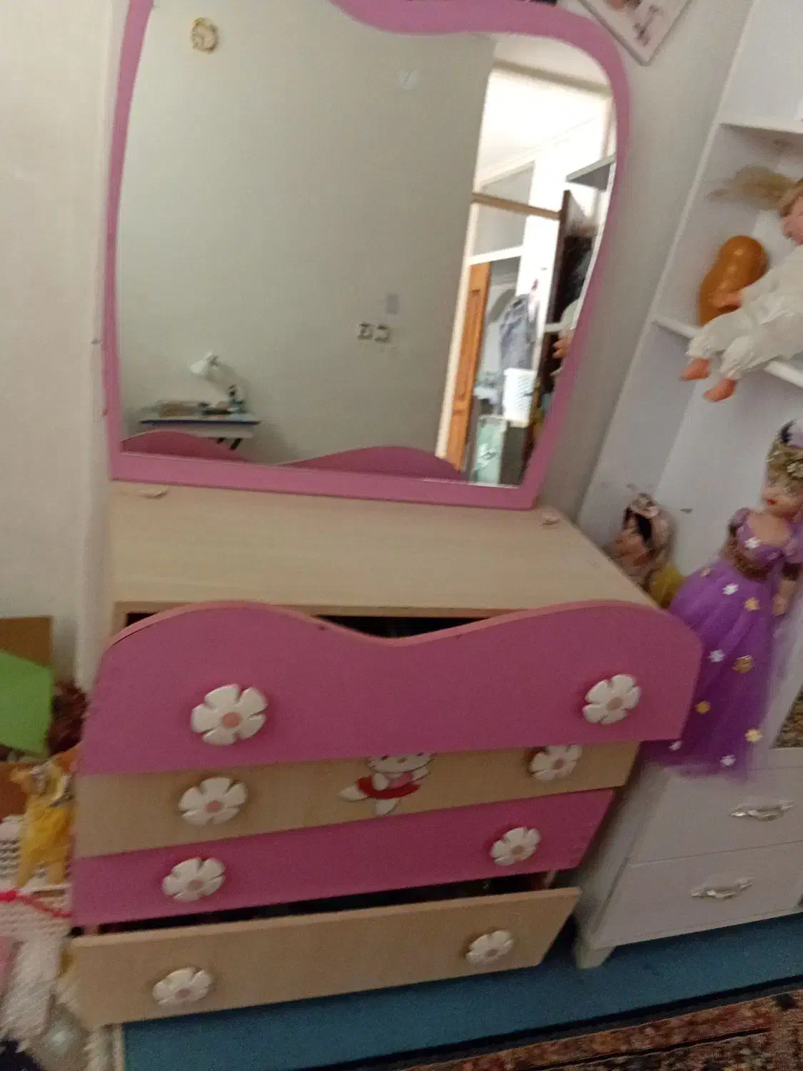 میز ارایش بچه گونه|اسباب و اثاث بچه|شهرضا, |دیوار