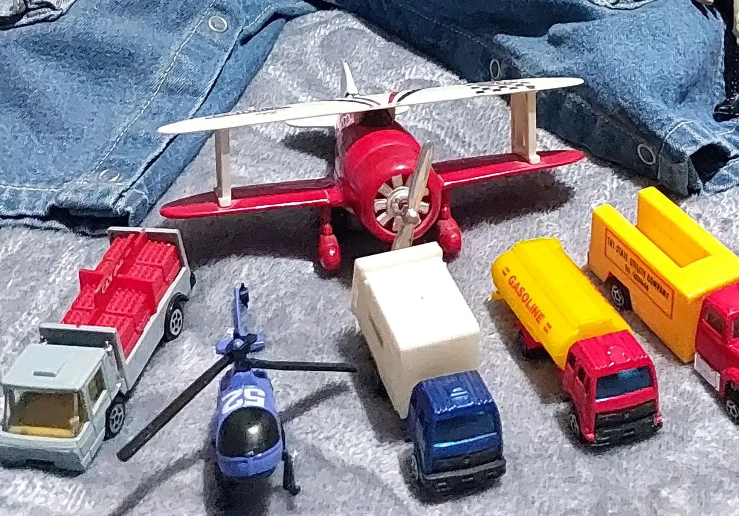 ماشین و عروسک|اسباب‌بازی بچه|هشتگرد, مدرس|دیوار