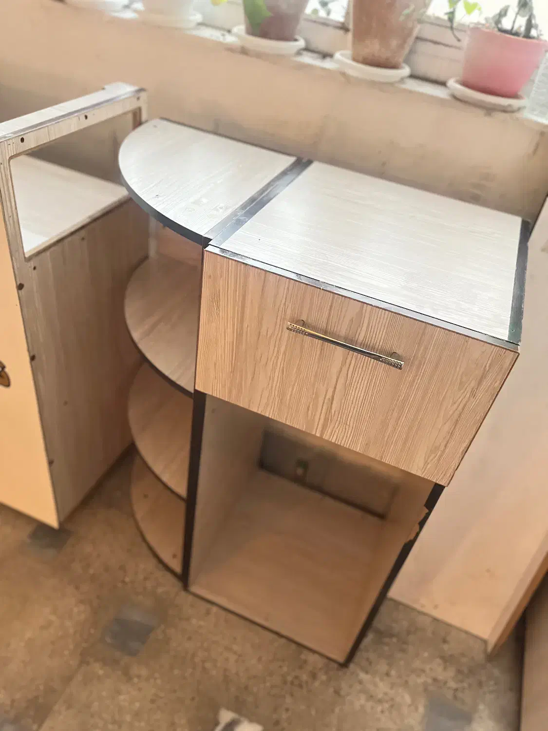 تعدادی میز ام دی اف|کتابخانه، شلف، قفسه‌های دیواری|اردبیل, |دیوار