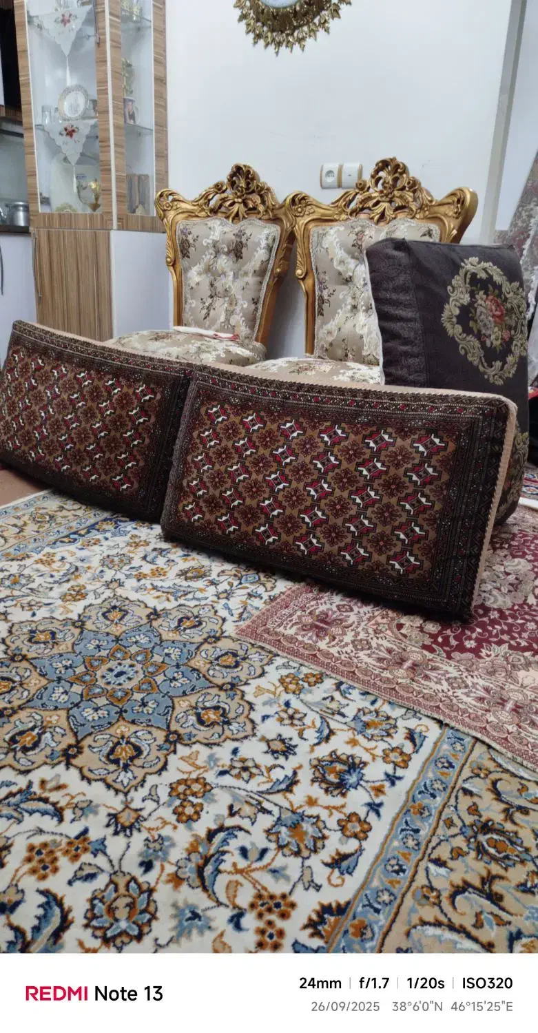 سه جفت پشتی|پشتی|تبریز, |دیوار