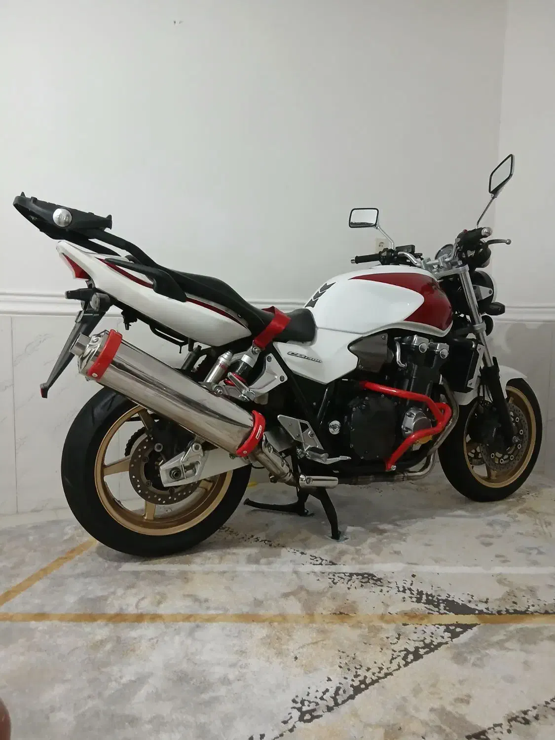 موتور۱۳۰۰۰|موتورسیکلت|تخت, |دیوار