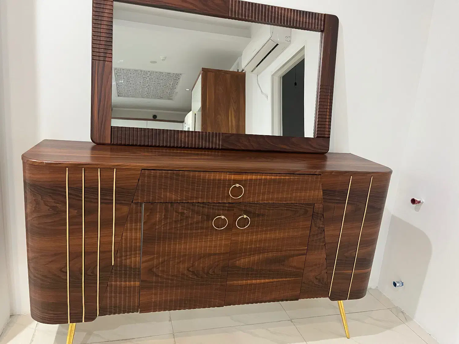 میز کنسول و اینه|بوفه، ویترین، کنسول|کرج, ساسانی (قلمستان)|دیوار