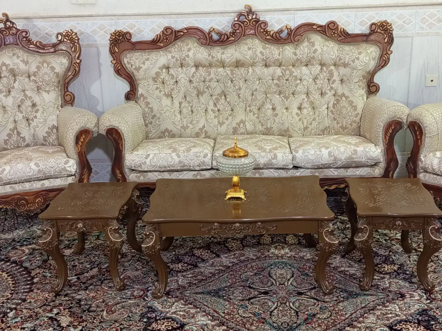 مبل سلطنتی همراه با میز عسلی|مبلمان خانگی و میز عسلی|قم, سراجه (۱۵ خرداد)|دیوار