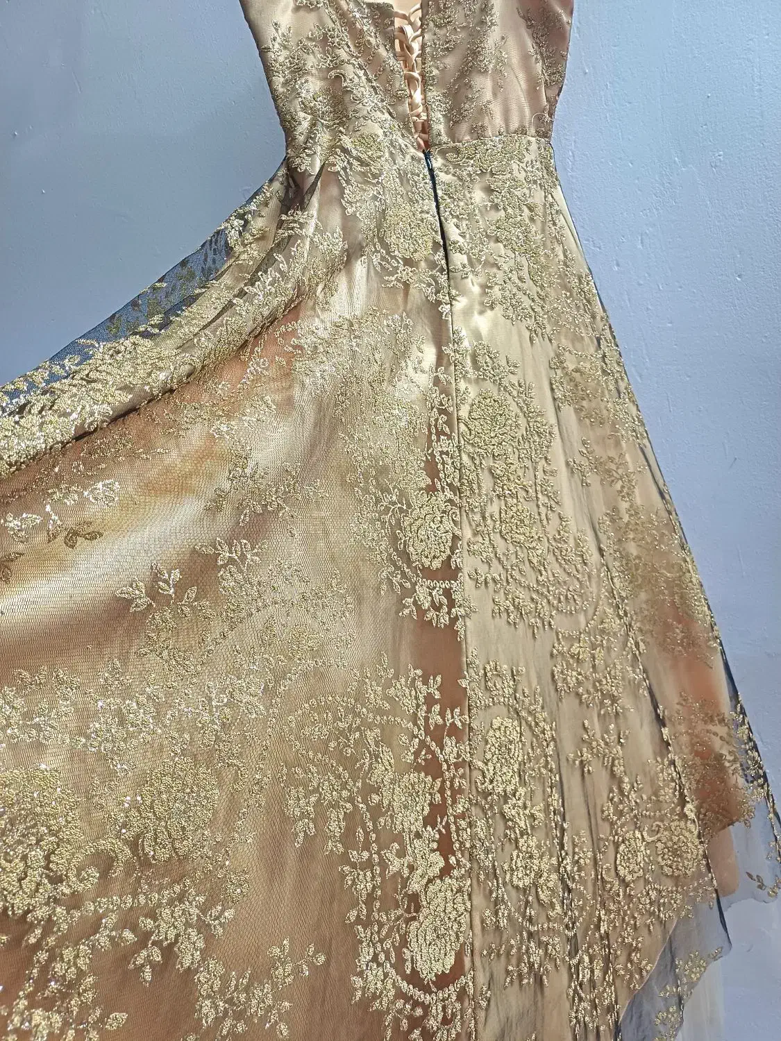 کفش و پیراهن مجلسی|لباس|کاشان, گبرها|دیوار