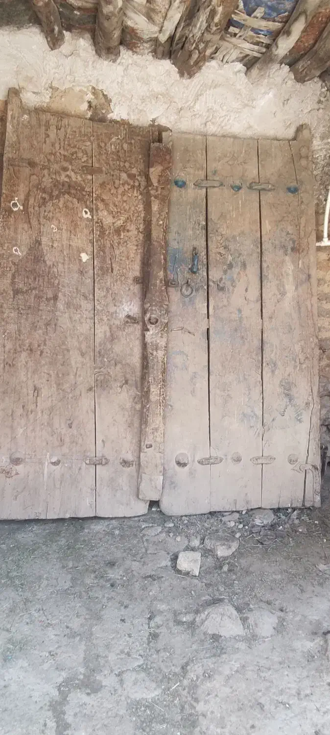 درب چوبی قدیمی گردوی|کلکسیون اشیاء عتیقه|شیراز, امام حسین|دیوار