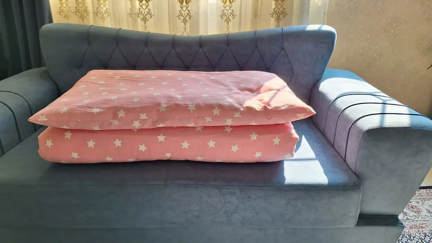 تعدادی تشک از پشم وبالش از پر|رختخواب، بالش، پتو|لاهیجان, مهرگان|دیوار