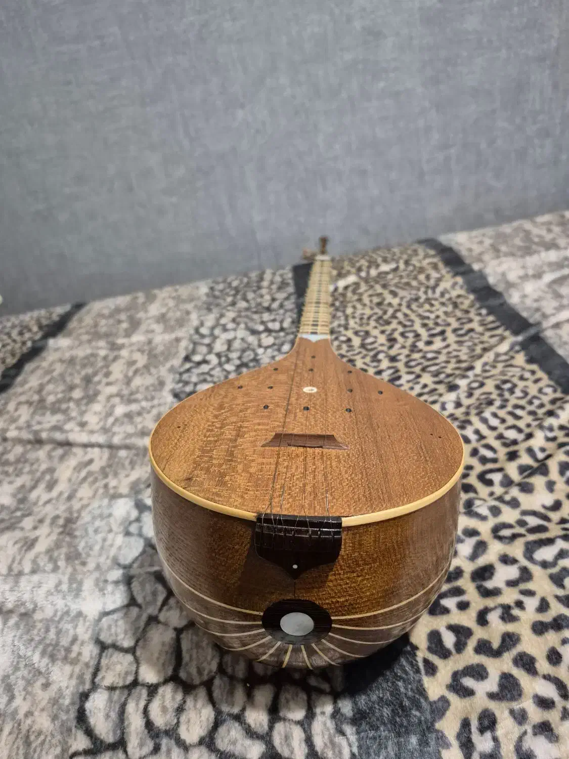 سه تار کاسه بزرگ الگوی کمالیان ساخته استاد سکوتی|سازهای سنتی|اصفهان, باغ زرشک|دیوار