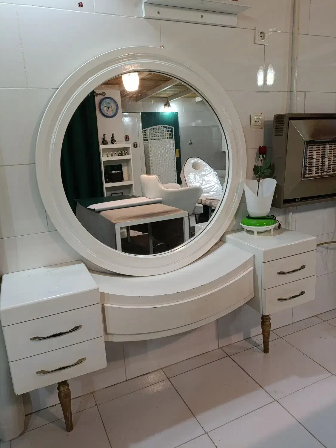 لوازم وتجهیزات آرایشگری|آرایشگاه و سالن‌های زیبایی|گنبد کاووس, |دیوار