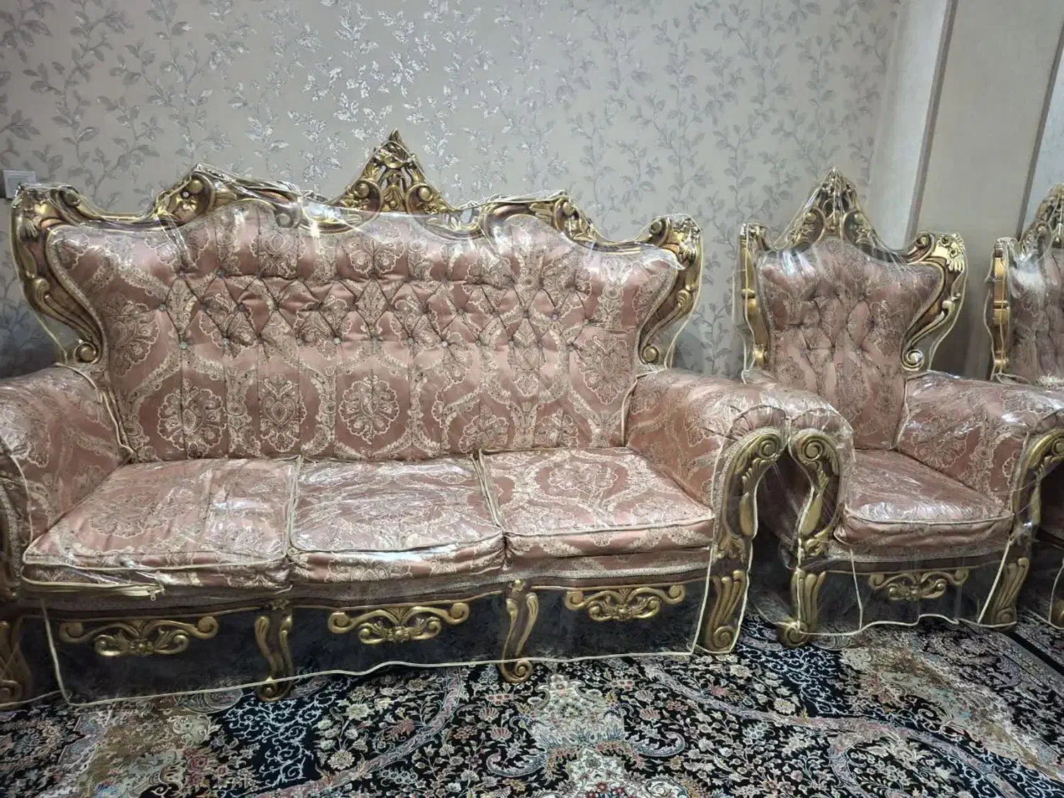 مبلمان سلطنتی ۹ نفره تمیز و سالم بهمراه میز عسلی|مبلمان خانگی و میز عسلی|آفتاب, |دیوار