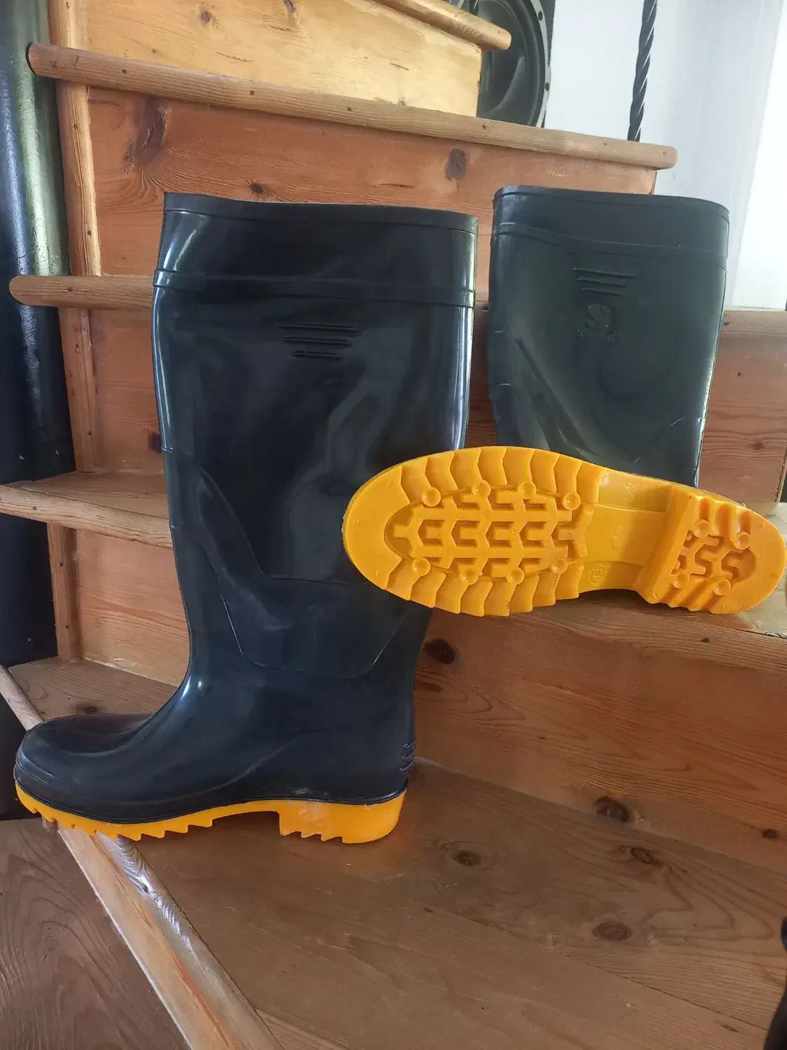 چکمه|کیف، کفش، کمربند|آمل, |دیوار