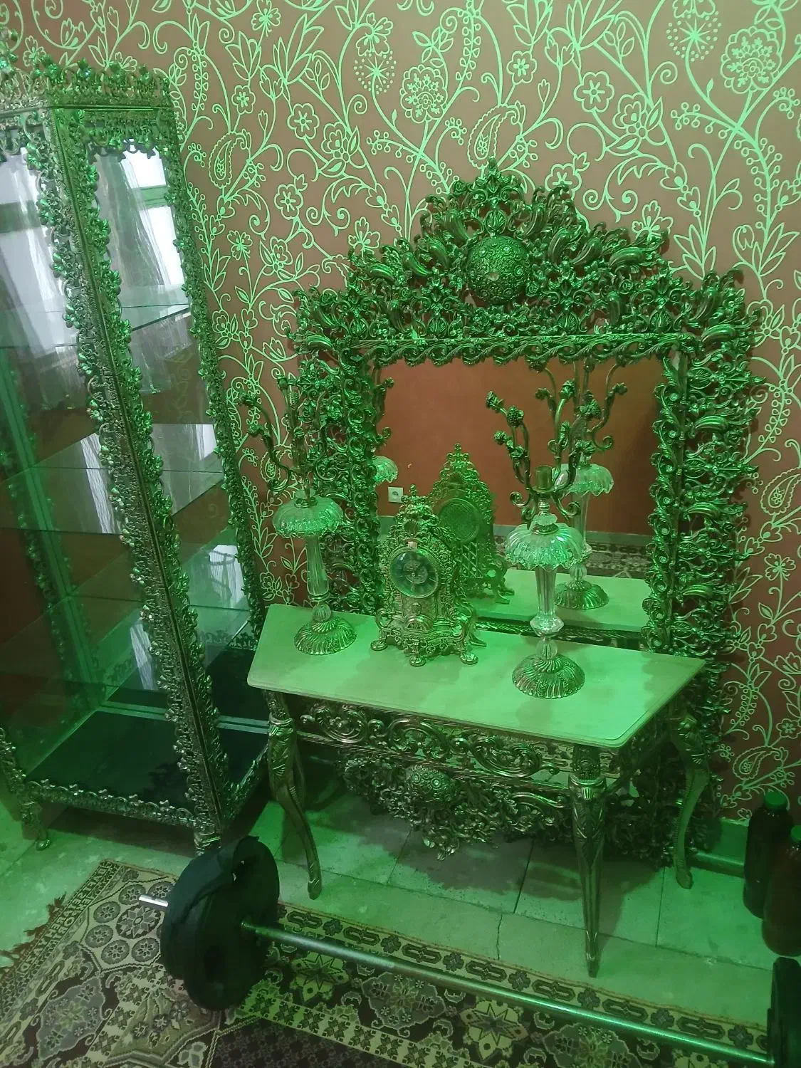 اینه و شمعدان و بوفه|آینه|اندیشه, اندیشه فاز ۱|دیوار