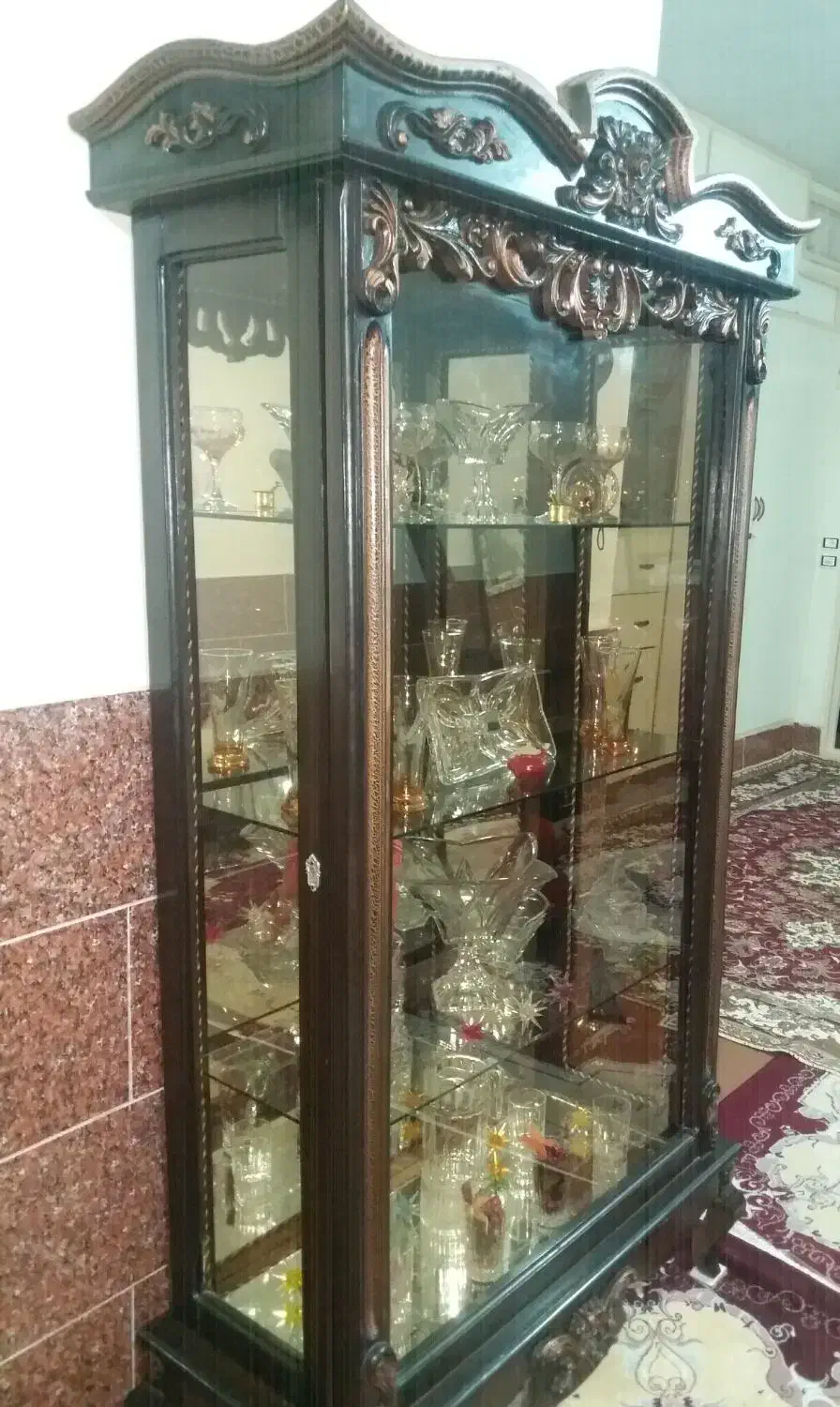 یک بوفه چوبی تاج دار|بوفه، ویترین، کنسول|بهارستان, |دیوار