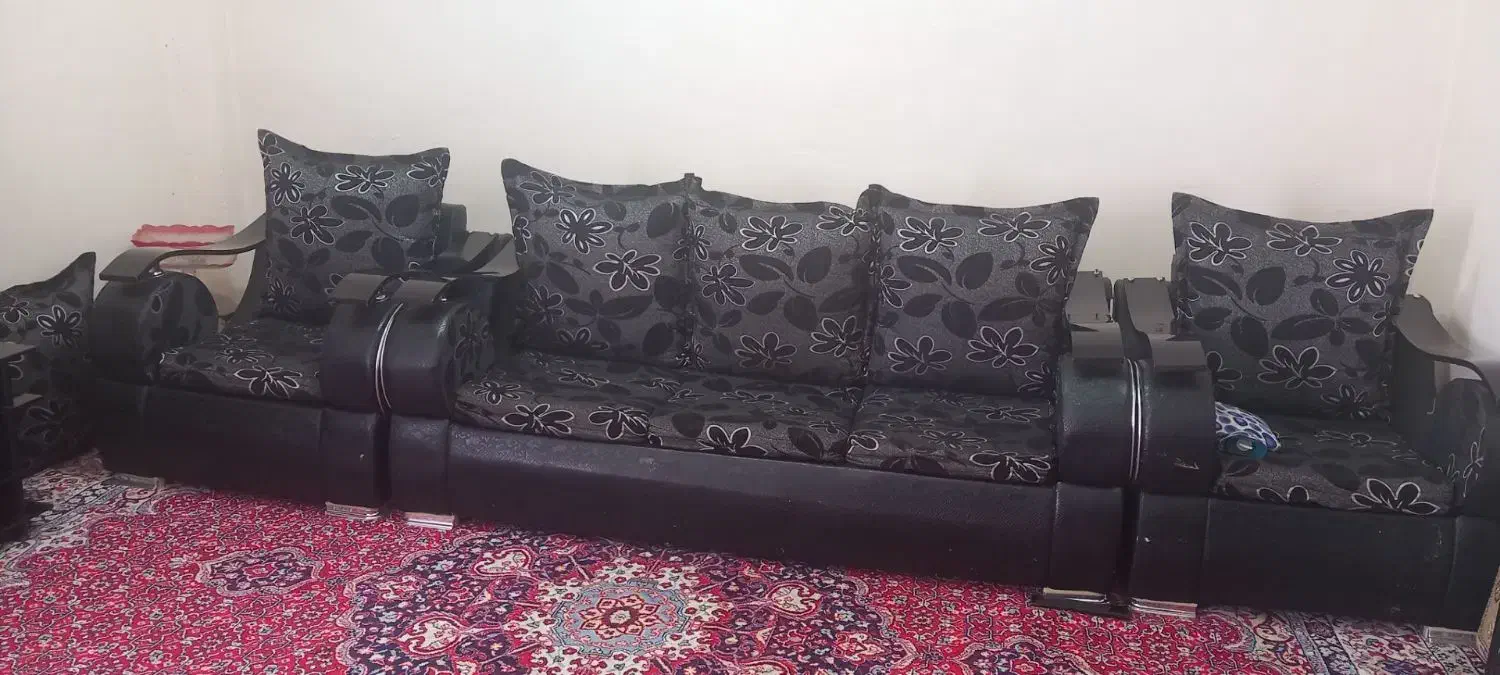 تعدادی وسایل منزل|فرش|اقبالیه, |دیوار