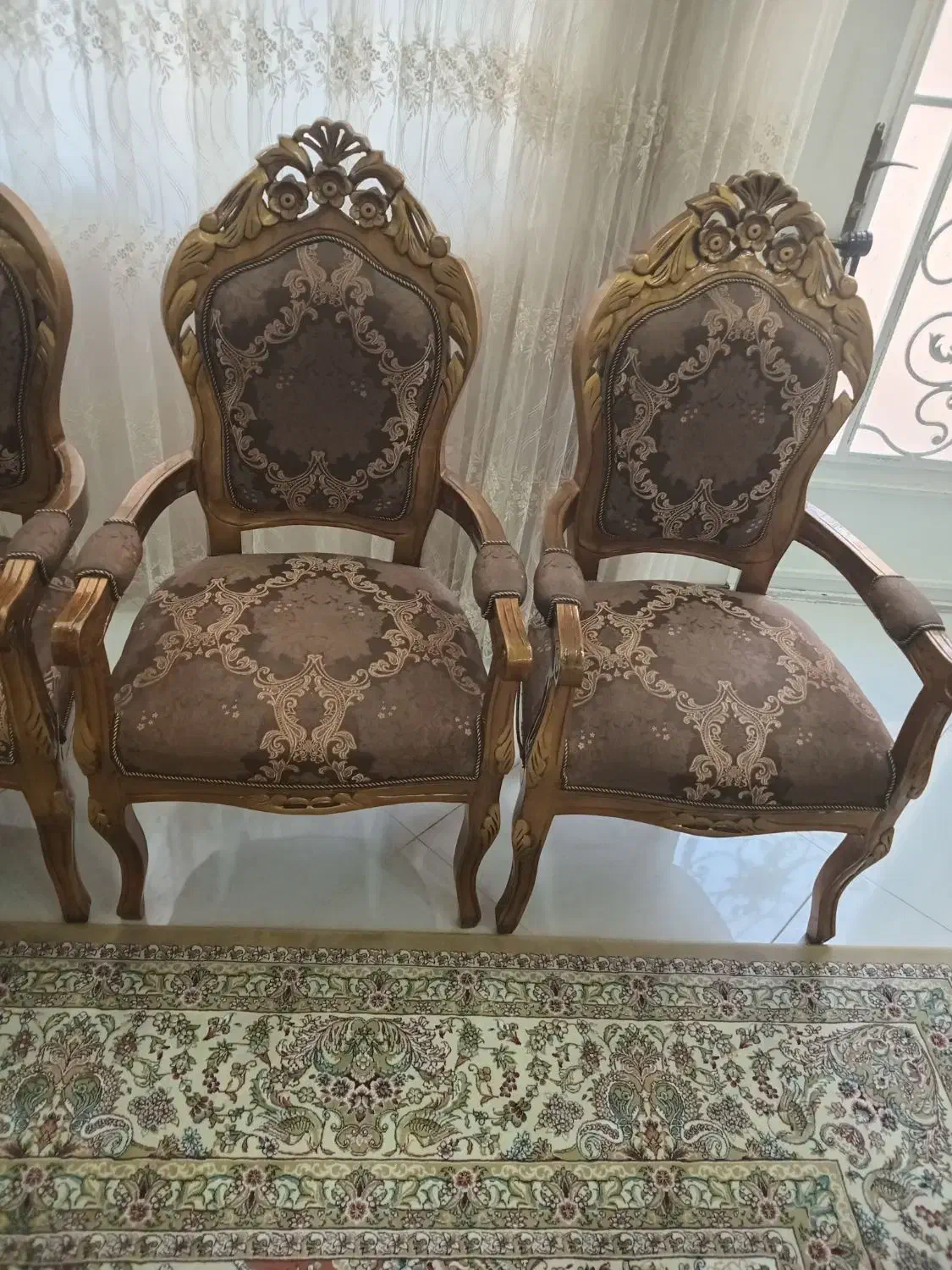 مبل سلطنتی سه نفره با سه تا میز شکیل|مبلمان خانگی و میز عسلی|گلبهار, شهر جدید گلبهار|دیوار