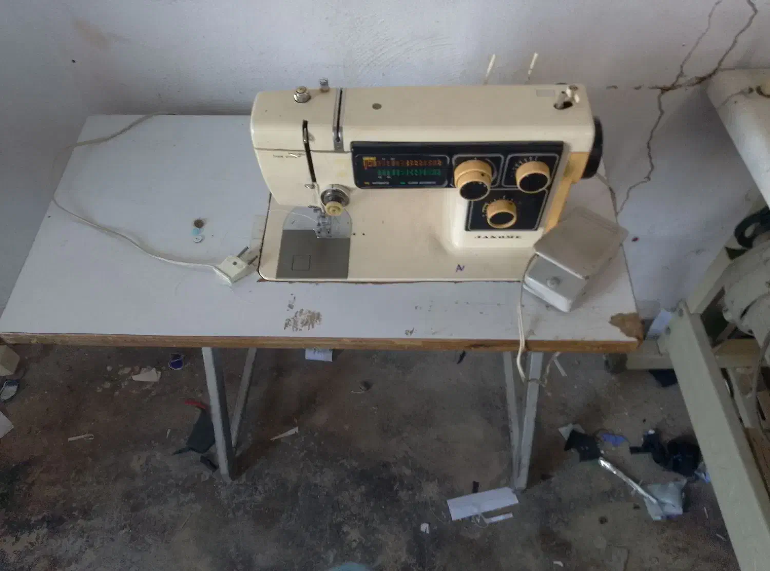 چرخ خیاطی هم وسیله داد میشود|چرخ خیاطی و ریسندگی|پلان, |دیوار