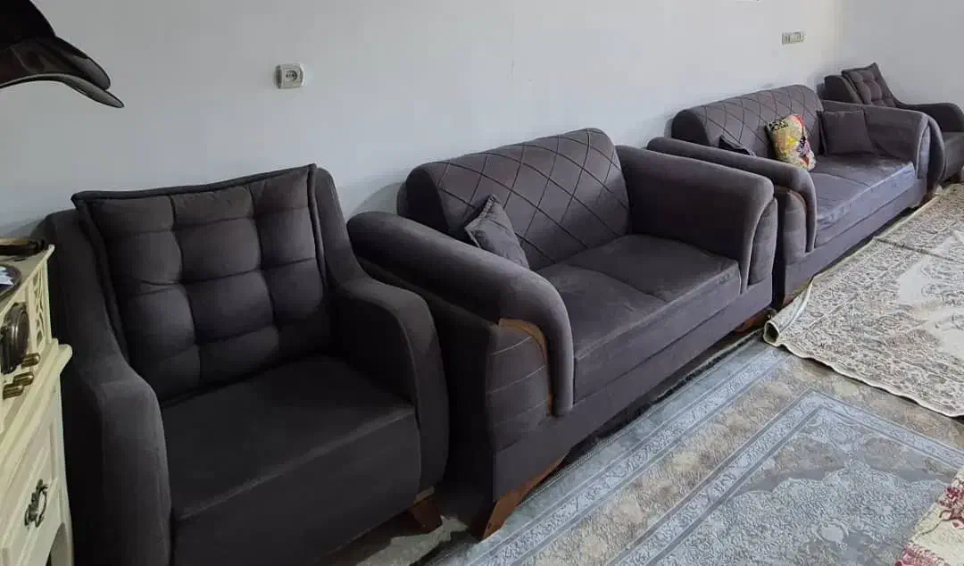 مبل ۷نفره درحدنوهمراه میز وسه تا عسلی|مبلمان خانگی و میز عسلی|موچش, |دیوار