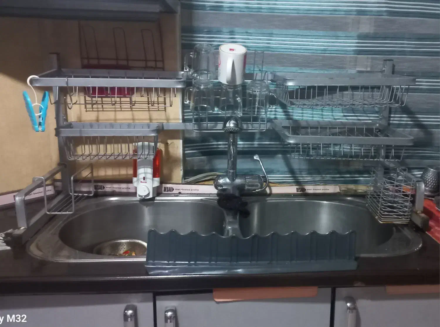 آبچکان پشت پنجره ای|آبچکان و نظمدهنده ظروف|ماهدشت, |دیوار